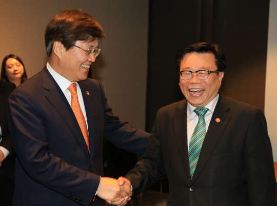 이동필 농림축산식품부 장관(오른쪽)과 최양희 미래창조과학부 장관이 26일 서울 소공동 프라자 호텔에서 농식품업과 첨단 과학기술 간 융복합을 통해 농식품 산업의 경쟁력을 제고하는 내용의 업무협약(MOU)을 체결한 후 악수하고 있다.  농림축산 식품부 제공